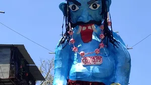 O păpuşă uriaşă care reprezenta coronavirusul a fost arsă la o sărbătoare publică din Mumbai