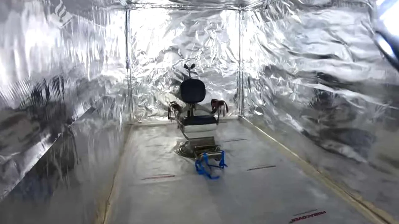 FOTO: Închisoare secretă dotată cu o cameră de tortură, descoperită de poliţia olandeză în mai multe containere