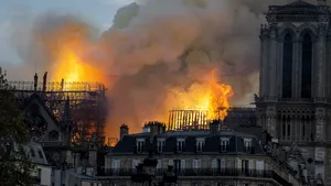 Incendiu de proporţii la Catedrala Notre-Dame din Paris/ Ministrul de Interne: Încă nu se ştie cum va rezista structura edificiului | FOTO, VIDEO