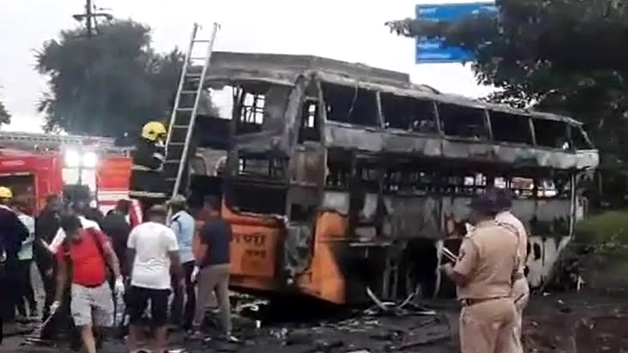 Cel puţin 12 persoane au murit şi alte două sunt în stare critică după ce un autobuz a luat foc în India 