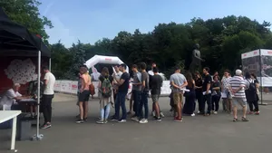 Blood Network, campanie cu recompensă. Studenţii vin în număr mare să doneze sânge în Parcul Herăstrău. FOTO
