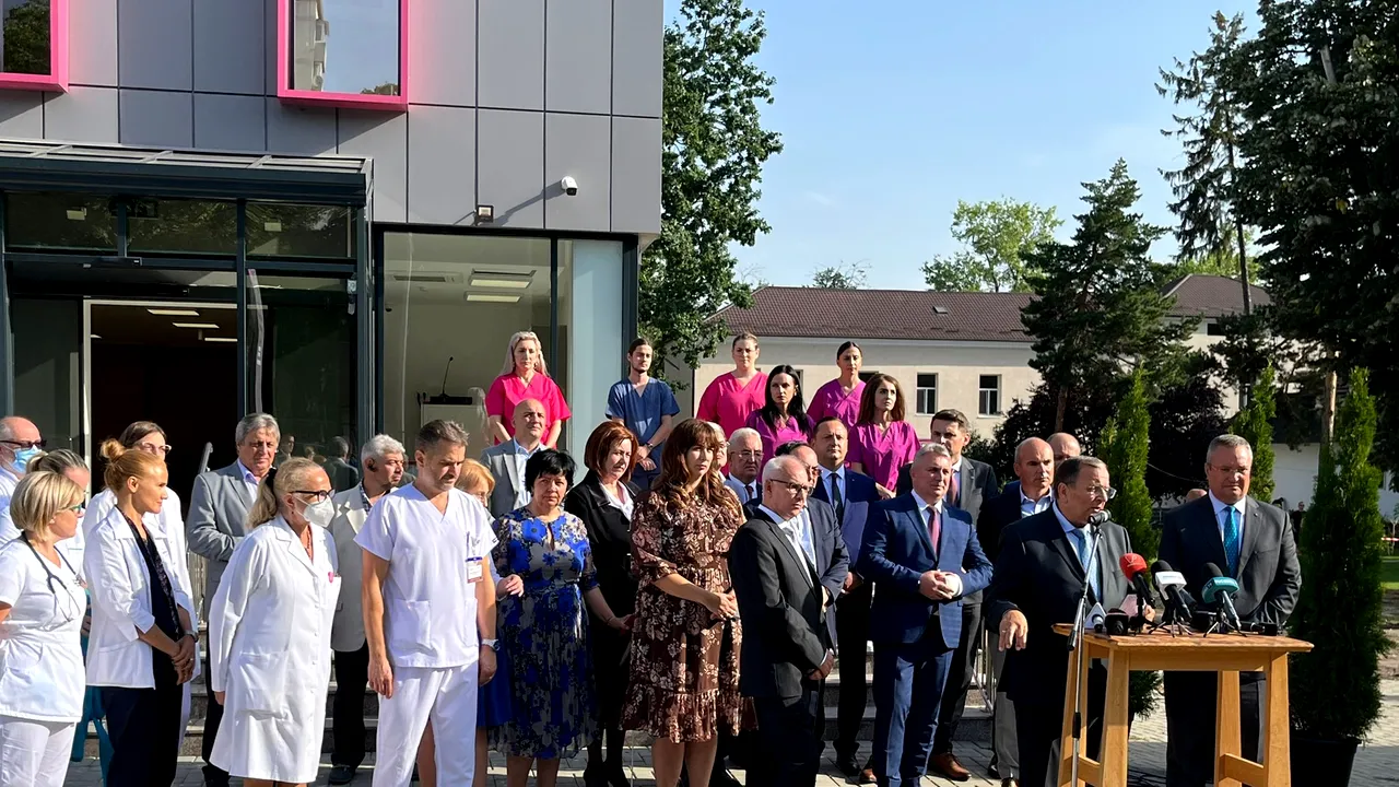 COMENTARIU Sorin Avram: Imaginea care face cât 1.000 de cuvinte. Cu 900 mai multe decât are domnul Ciucă la el 