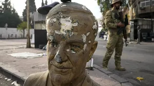 Mausoleul familiei Assad, luat cu asalt, jefuit şi incendiat de rebeli
