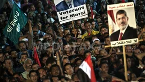 Cairo: Peste 2.000 de egipteni protestează faţă de înlăturarea lui Morsi de la putere. Poliţia a folosit gaze lacrimogene