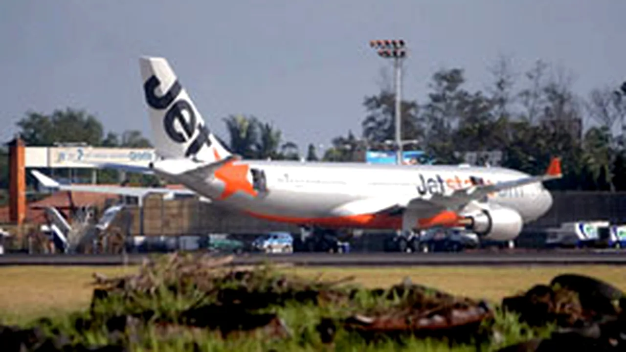 Un avion de pasageri australian a aterizat de urgenţă în Indonezia- Reuters