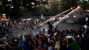 REVOLTĂ ARMATĂ în Armenia: Un grup de oameni înarmaţi au ocupat o secţie de poliţie din Erevan şi cer demisia guvernului. Cel puţin un ofiţer mort