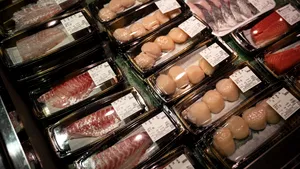 Avertisment alarmant al cercetătorilor. Plasticul din ambalaje ajunge în alimentele din frigider