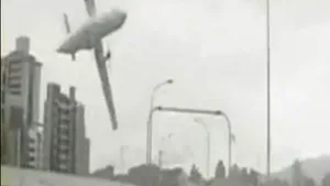 Un avion al unei companii asiatice, cu 58 de persoane la bord, s-a prăbuşit într-un râu. 12 persoane au decedat. VIDEO cu momentul prăbuşirii