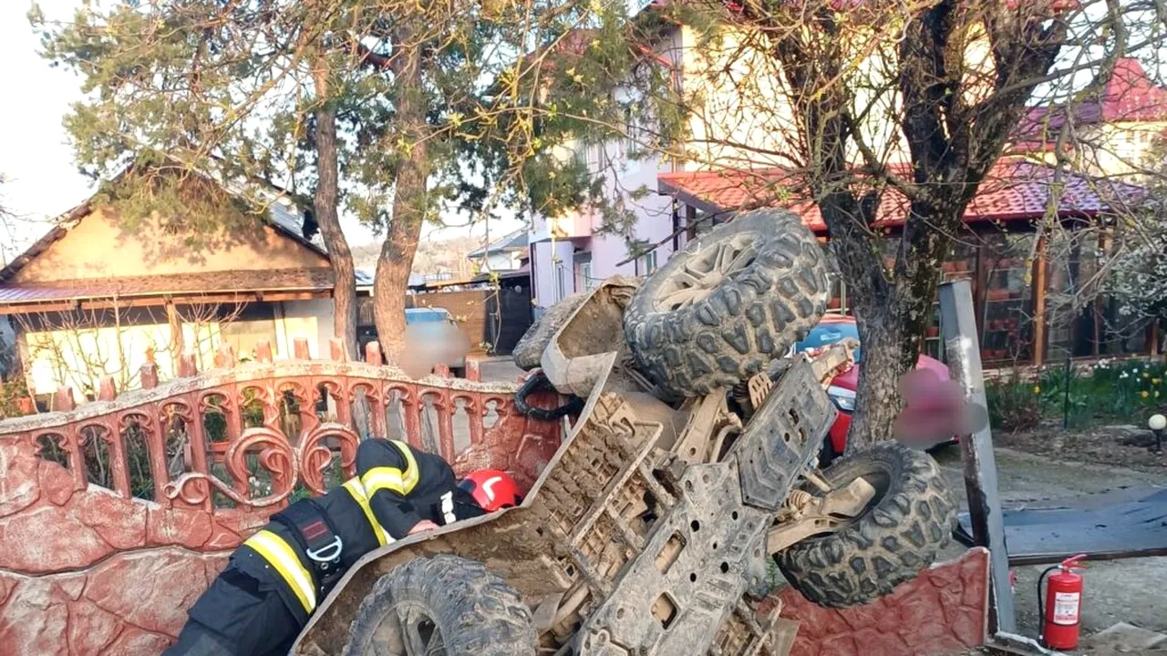Cascadorie nedorită în a doua zi de Paște. Un ATV s-a răsturnat și a ajuns pe un gard