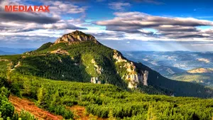 Carmen te invită să te cazezi într-o căsuţă de ”hobbit” în judeţul Neamţ: locul pare desprins din Lord of The Rings