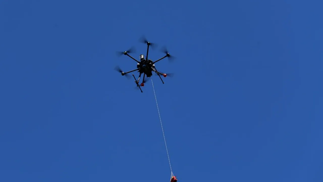 O dronă echipată cu un defibrilator a salvat un pacient cu atac de cord în Suedia