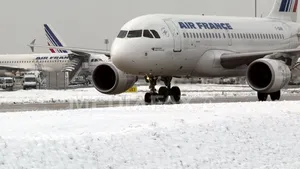 Zboruri anulate pe aeroporturile pariziene din cauza zăpezii