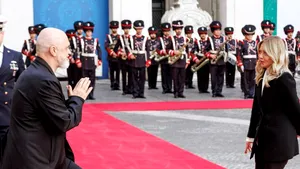 Galanterie la nivel înalt. Premierul unei țări a îngenuncheat în fața șefei Guvernului italian