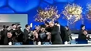 Gestul care a stârnit comentarii şi cenzură: Putin i-a pus un şal pe umeri Primei Doamne a Chinei, în timp ce liderul chinez discuta cu Obama - VIDEO