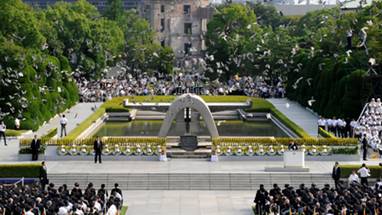 Japonia comemorează 63 de ani de la atacul nuclear din Hiroshima (Video şi Galerie Foto)