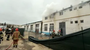 Hală industrială în flăcări în Ploiești. 17 oameni au ieșit din clădire. VIDEO