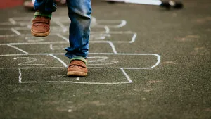 Copil de 3 ani, găsit rătăcind singur pe un drum naţional, la 500 de metri de casă