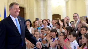 Iohannis a promulgat legea care dublează alocaţiile de stat pentru copii, de la 42 la 84 de lei