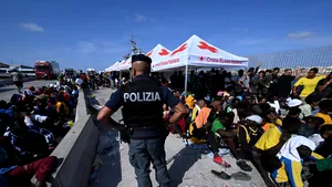 Meloni: Italia este pregătită să deschidă centre pentru migranţi în Albania