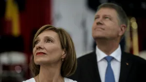 A murit soacra preşedintelui Klaus Iohannis/ Sicriul cu trupul neînsufleţit, dus la capela catolică - GALERIE FOTO