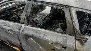 Un bărbat a incendiat maşina în care se afla, pe o stradă din Deva