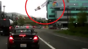 Momentul şocant în care o macara se PRĂBUŞEŞTE peste o stradă aglomerată. Mai mulţi oameni au murit în urma incidentului | VIDEO