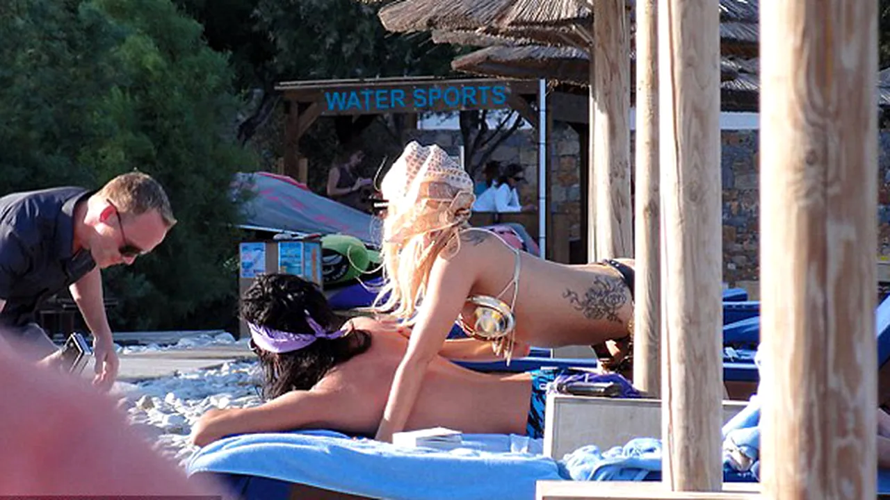 Lady Gaga, excentrică şi pe plajă, într-un costum de baie neobişnuit