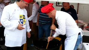 Varză secuiască la ceaun, pregătită şi servită de şefii CJ Cluj, la Zilele Culturale Maghiare - FOTO