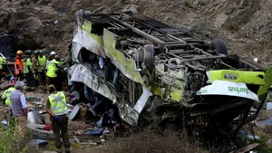 Autobuzul prăbuşit într-o prăpastie în Chile: Bilanţul victimelor a crescut. FOTO, VIDEO