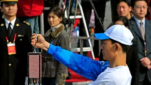 Flacăra olimpică a ajuns în China, ştafeta pentru JO a început