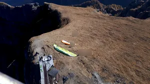 Incident grav în Munţii Bucegi: Parapantist rănit, după ce a ratat decolarea şi s-a prăbuşit