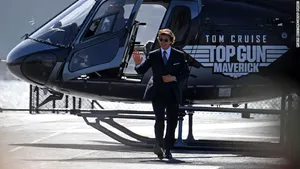 Tom Cruise a venit cu elicopterul la premiera „Top Gun: Maverick”