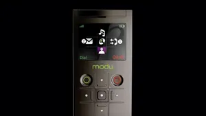 Premieră europeană: Inventatorul stick-ului USB va lansa în România telefonul modu