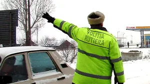 Poliţist lovit de şoferul pe care îl oprise în trafic