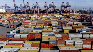 Chinezii pun mâna pe o parte din cel mai mare port german
