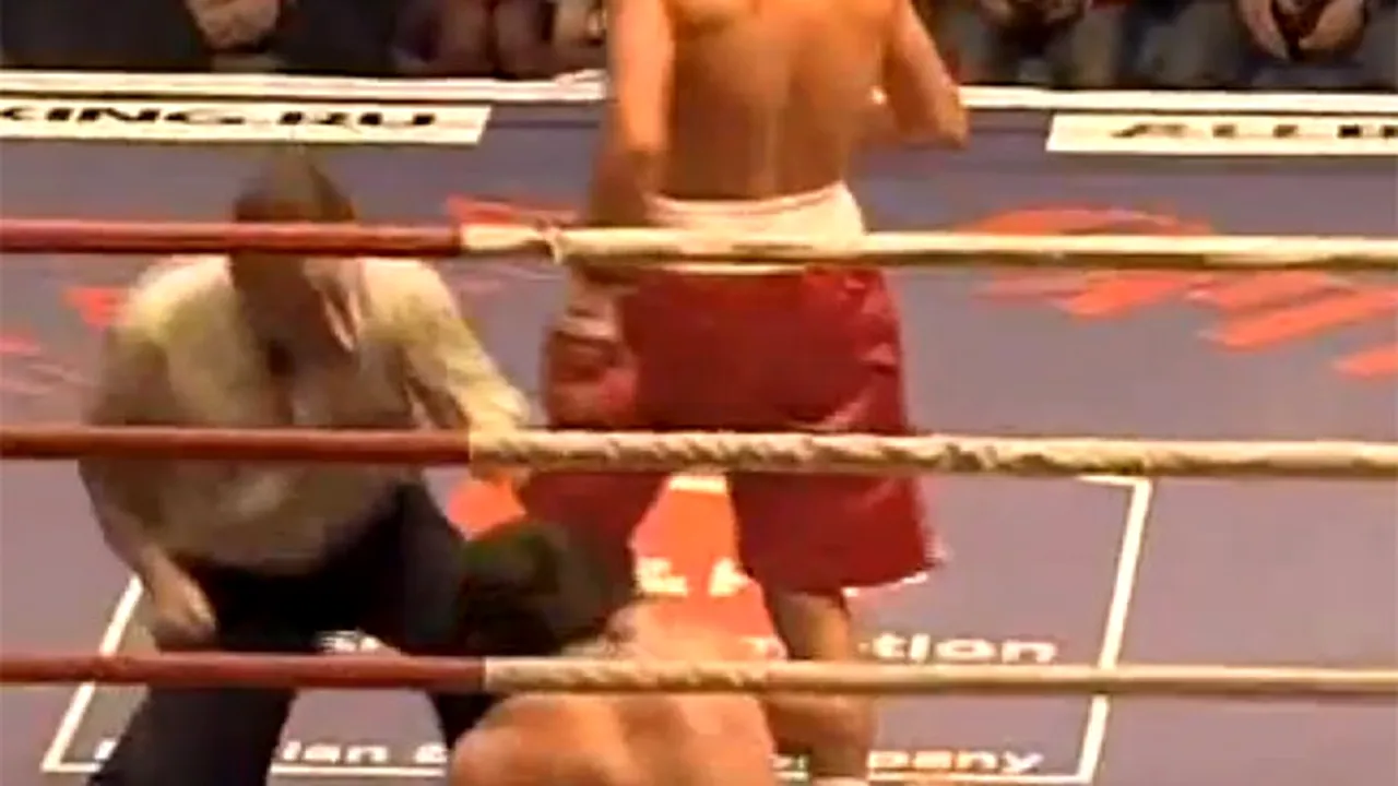 Boxerul Roman Simakov a murit în spital după ce s-a prăbuşit în ring - VIDEO