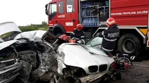 Accident grav la Arad: Un tânăr a murit, iar alte cinci persoane au fost rănite, după ce o maşină a intrat pe contrasens  şi a intrat într-un microbuz 