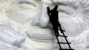 Cel mai mare Moş Crăciun din lume, sculptat în gheaţă
