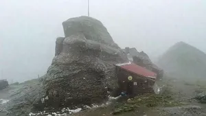 Ninsoare în Munţii Bucegi la mijlocul lunii iulie: Temperatura maximă a zilei a fost de două grade Celsius | VIDEO