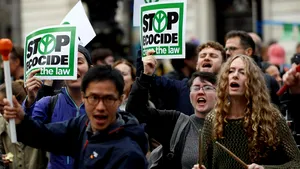 Protestele faţă de schimbările climatice de la Londra s-au extins: Peste o sută de activişti au fost reţinuţi | VIDEO