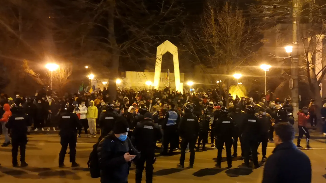 VIDEO În Galaţi, protestatarii au aruncat cu pietre şi petarde spre jandarmi