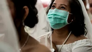 Măşti sanitare şi verighete: Sute de nunţi, oficiate simultan în Filipine în toiul epidemiei de coronavirus. VIDEO