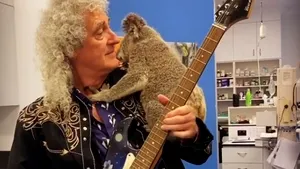 Brian May, chitaristul trupei Queen, a cântat pentru un koala salvat din incendiile din Australia | VIDEO