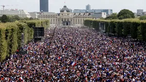 FOTO | Atmosferă fantastică la Paris şi Zagreb, în aşteptarea victoriei din finala CM 2018 Franţa-Croaţia