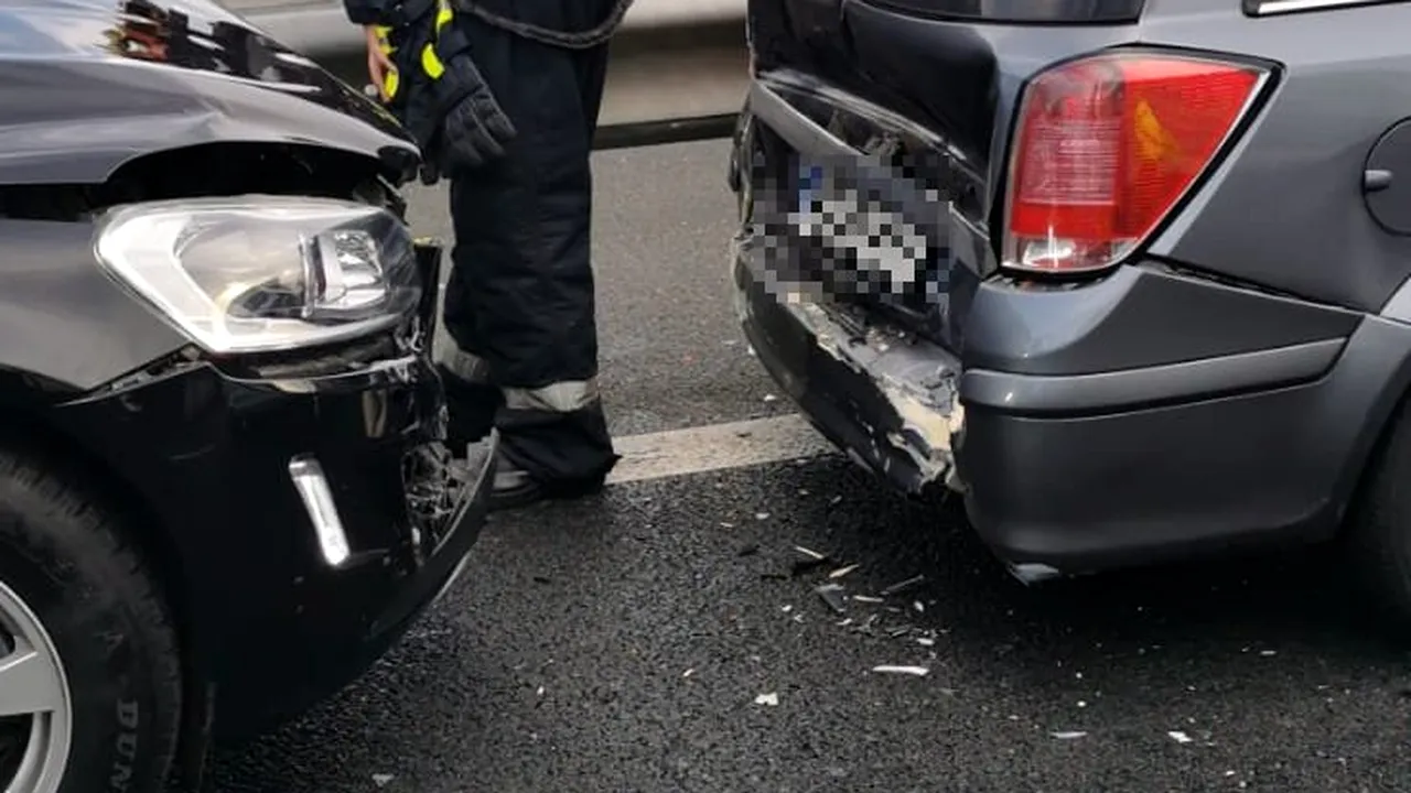 Trafic blocat pe A1 din cauza unui accident în lanţ. Starea celor 3 răniţi