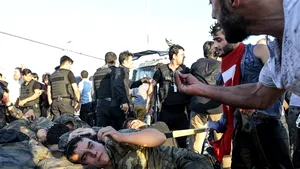 Însângeraţi, încătuşaţi şi forţaţi să stea în genunchi: Cum sunt TORTURAŢI cei care ar fi participat la lovitura de stat eşuată din Turcia - FOTO, VIDEO