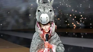 Apariţie şocantă la premiile César, în Franţa. O actriţă a protestat goală, pe scenă, afişând un mesaj pentru premier