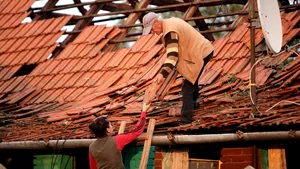 Furtună puternică în Arad: Incendiu, sute de case fără curent electric, mai mulţi copaci rupţi şi maşini avariate