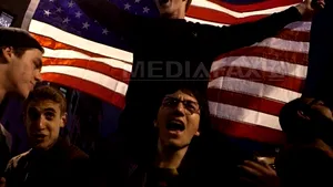 FERICIRE în BOSTON: De la oraşul pustiu la străzile invadate de muzică şi drapele SUA. Americanii sărbătoresc prinderea celui de-al doilea suspect în cazul atentatului - FOTO, VIDEO
