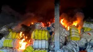 Incendiu puternic la o hală unde sunt depozitate deşeuri de fibră de sticlă, în Vaslui. 